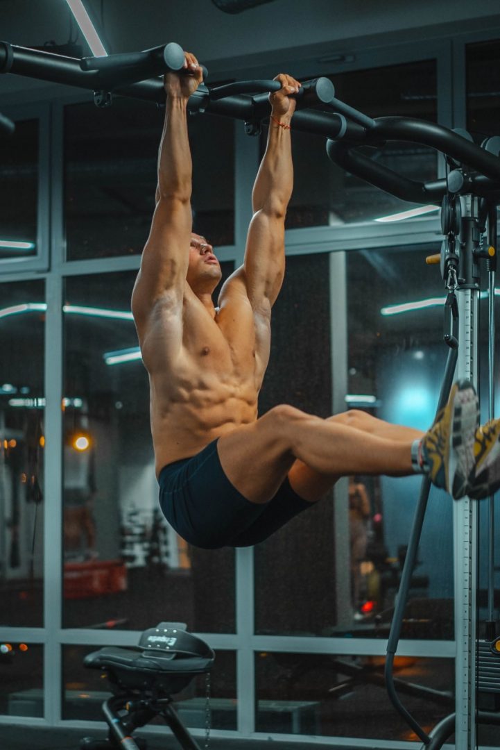 will crossfit give me abs man hanging from rig with abs