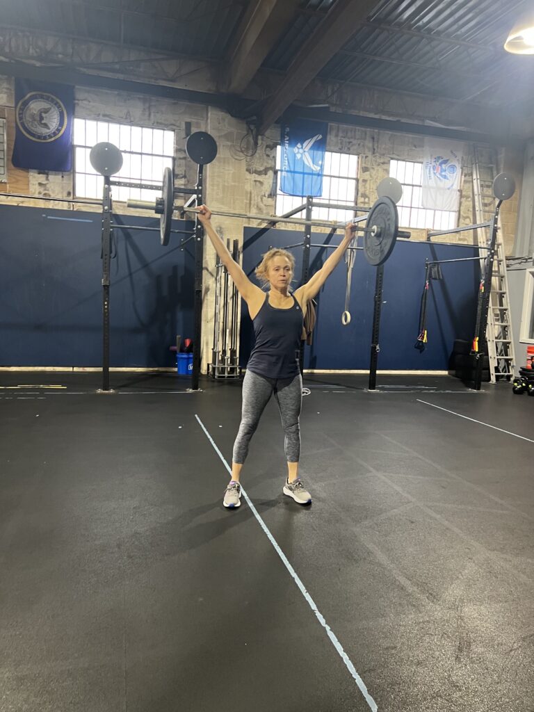 woman performing isabel crossfit workout